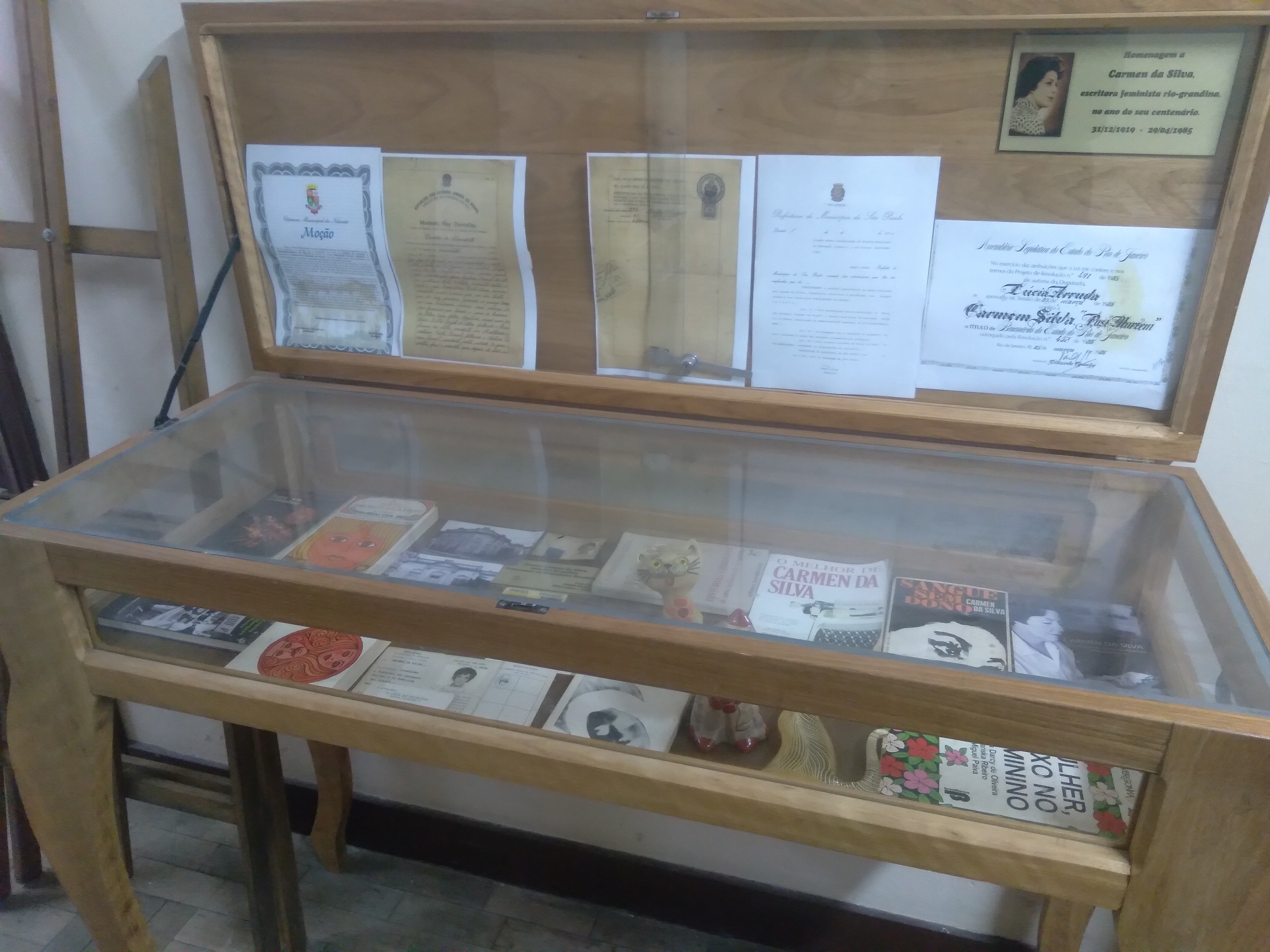 Móvel em madeira, com detalhes em vidro, em bom estado de conservação.  Doação da Professora Doutora Nubia Hanciau à Biblioteca Rio-Grandense.