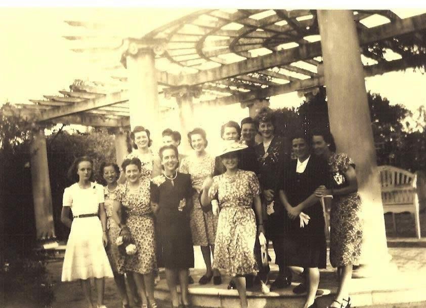 Jovens contemporâneas de Carmen da Silva e sua irmã, no jardim da família Pook, em Rio Grande.
São elas (quase todas identificadas), da esquerda para direita, embaixo: 1. Lotte Albrecht Miño (a mais jovem e quem as identificou); 2. Nilza Guedes; 3. Helena Dutra Duhá; 4. Heloísa Rheingantz Becker; 5. Cila Freitas Voss; 6. Ana Maria Sparvoli; 7. Nora Lawson. Na parte superior, da esquerda para a direita: 8. Wilma Poock; 9. Stella Kramer Peixoto; 10. Belinha Silva Santos Souza (irmã de Carmen da Silva); 11. De Boer; 12. Conceição Cozenza; 13. Julietinha Silva Freire.