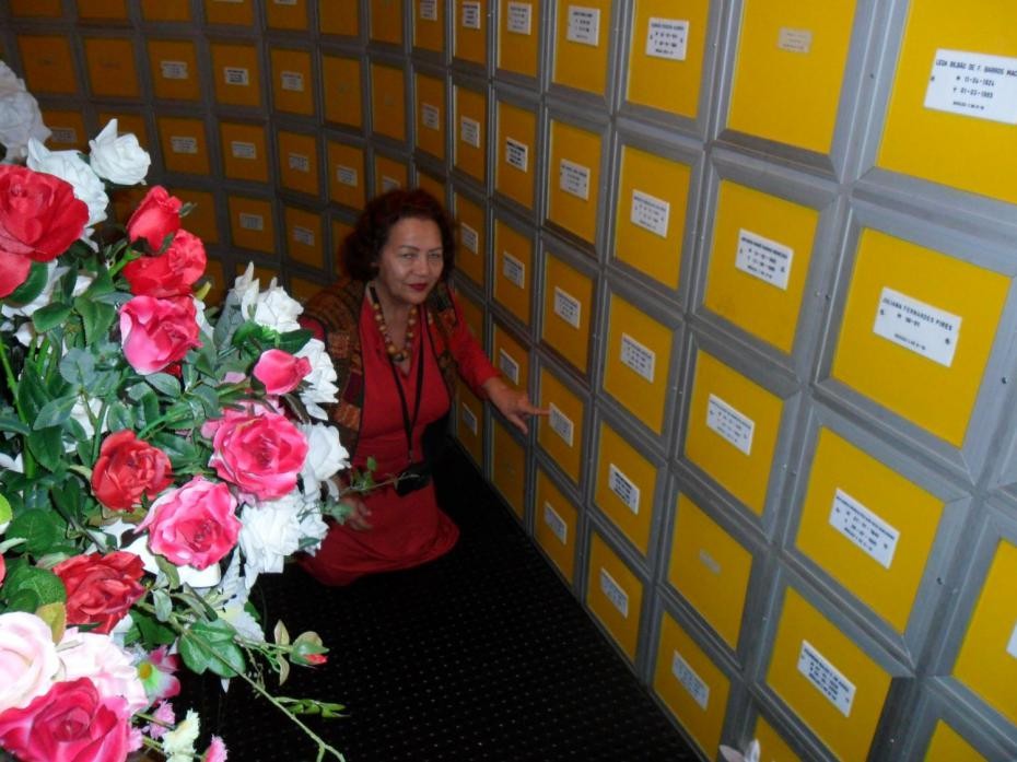 Imagem da urna onde estão os restos mortais de Carmen da Silva, transladados do Cemitério São João Batista para o Portal da Ressurreição, Igreja de Nossa Senhora de Copacabana. Na foto, Maria José de Lima.