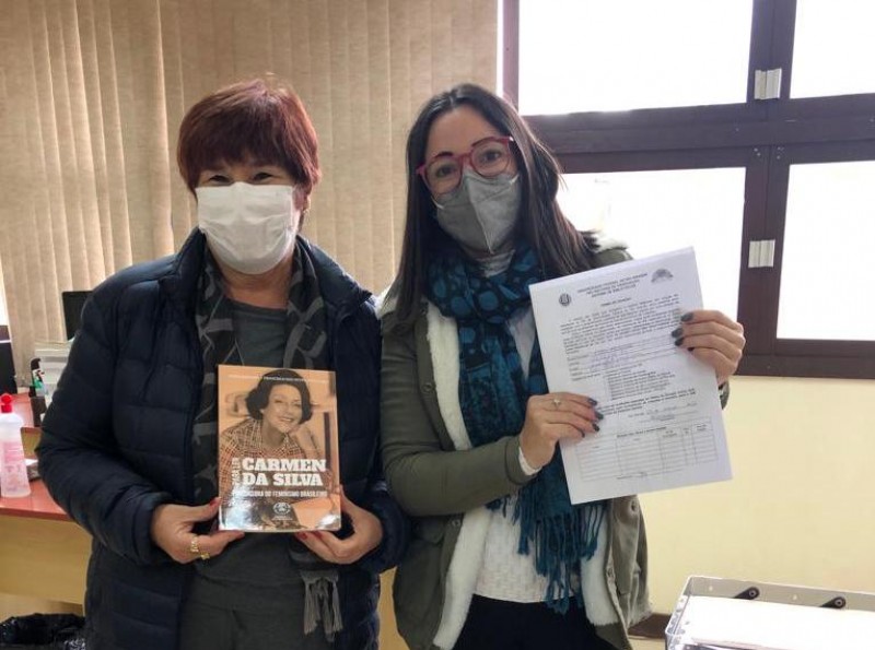 Professora Nubia Hanciau doa acervo de livros de Carmen da Silva para Biblioteca da Furg