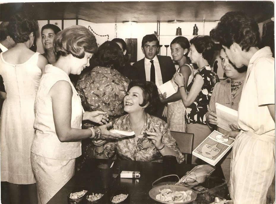 Carmen da Silva autografa A arte de ser mulher, na Domus, Rio de Janeiro, em maio de 1966.