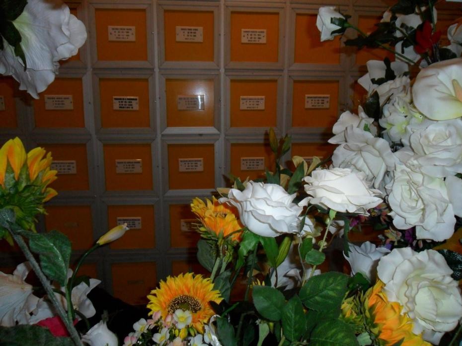 Homenagens no local para onde foram transferidos em 05/05/1989 os restos mortais de Carmen da Silva, por sua sobrinha Alice Barreto del Fresno e Maria José de Lima.